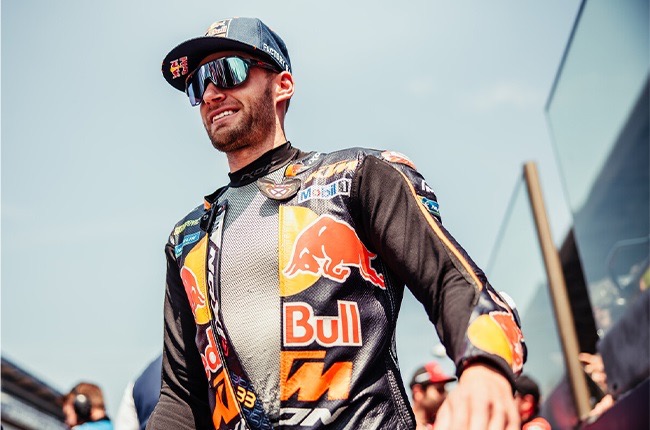 Brad Binder nổi bật với phong cách thi đấu táo bạo