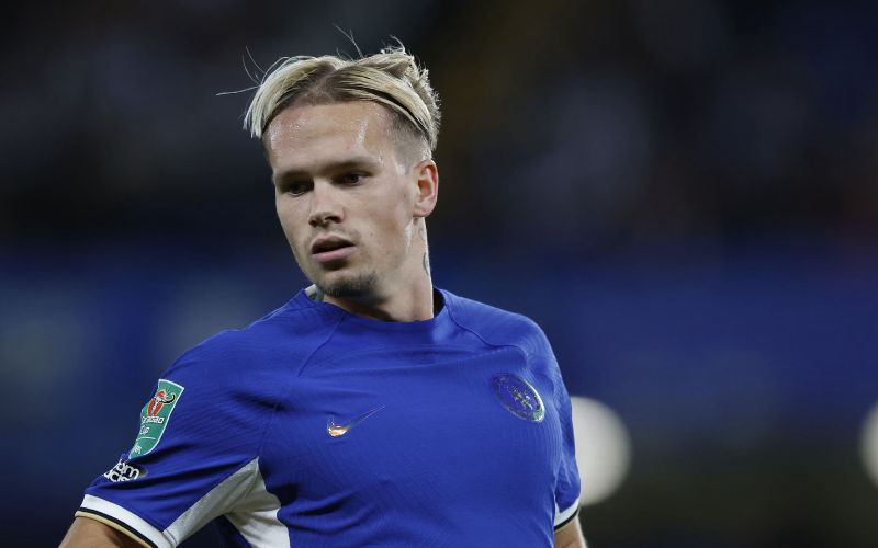 Anh trở thành mẫu tiền vệ cánh hiện đại.