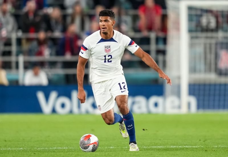 Miles Robinson là trung vệ hàng đầu của đội tuyển Mỹ, nổi bật với khả năng không chiến và phong độ ổn định