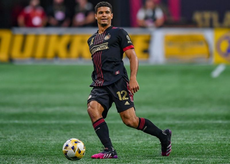 Với lối chơi mạnh mẽ, thông minh và kỷ luật, Miles Robinson luôn là điểm tựa vững chắc nơi hàng thủ