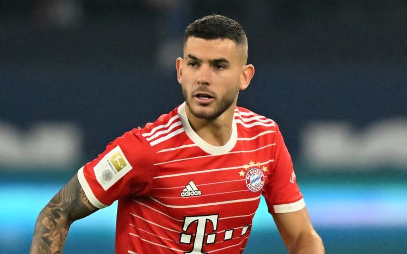 Anh gây ấn tượng với khả năng chắc chắn và tư duy chiến thuật cao.